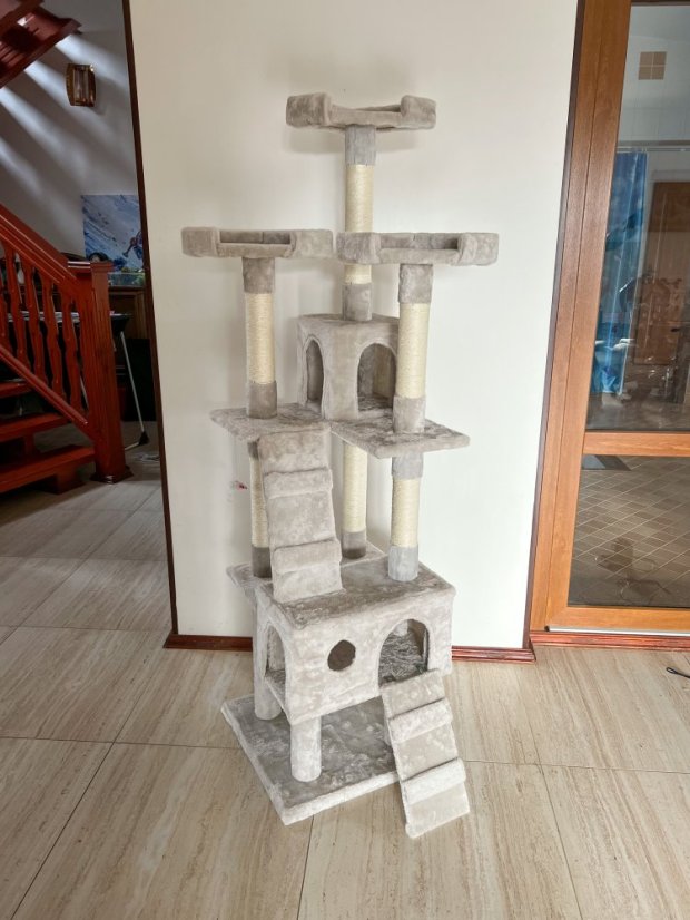 AKCIA Škrabadlo Micki, svetlosivé, 50 × 50 × 170 cm