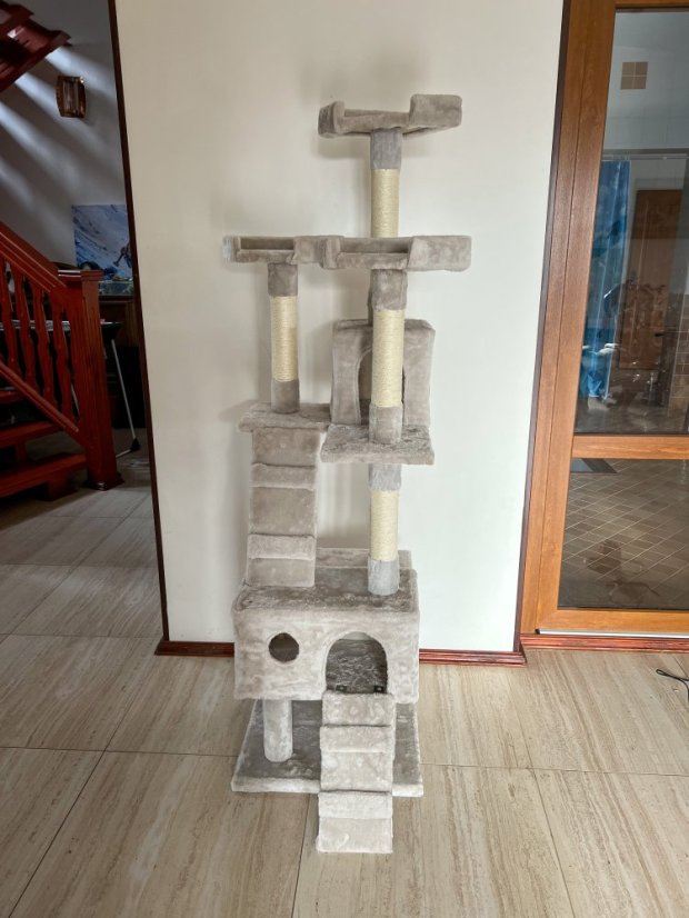 AKCE Škrabadlo Micki 170 cm, sv. šedé – 5 pater, 2 domečky, 3 rozhledny