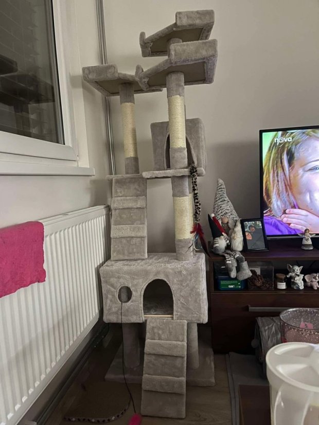 AKCE Škrabadlo Micki 170 cm, sv. šedé – 5 pater, 2 domečky, 3 rozhledny